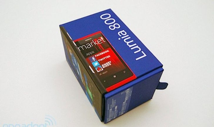 แกะกล่อง Nokia Lumia 800 จากเว็บนอก มีอะไรในชุดจำหน่ายกันบ้าง