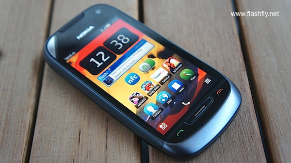 แกะกล่อง Nokia 701 สมาร์ทโฟน Symbian Belle ที่มีหน้าจอสว่างที่สุดในโลก