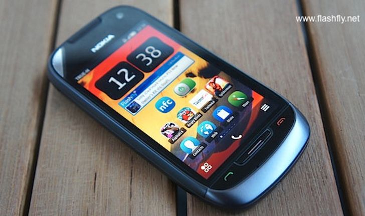 แกะกล่อง Nokia 701 สมาร์ทโฟน Symbian Belle ที่มีหน้าจอสว่างที่สุดในโลก