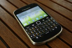 แรกสัมผัสกับ BlackBerry Bold 9900 ที่ได้ชื่อว่าเป็น BlackBerry ที่ดีที่สุดในตอนนี้