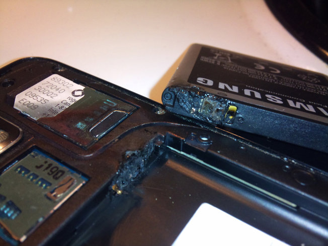 Samsung Galaxy S II กลัวน้อยหน้า iPhone 4 หวิดระเบิดใส่น้องชายหนุ่มดวงซวย!
