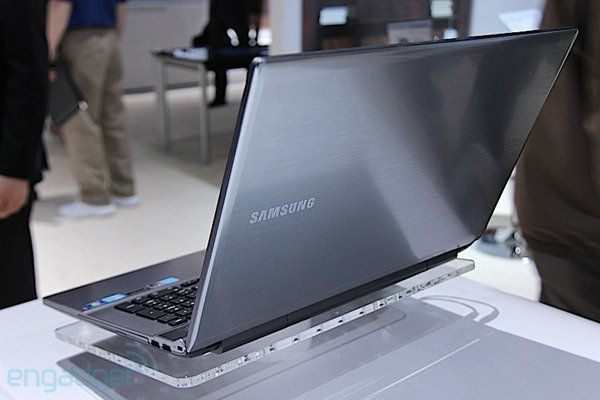 หลังจากเปิดตัวไปแล้ว 2-3 รุ่น ล่าสุด Samsung ได้เปิดเผยรายละเอียดพร้อมทั้งโชว์ตัว notebook ที่ออกแบบมาสำหรับนักเรียน นักศึกษาในชื่อซีรี่ย์ว่า Samsung Series 5 (ดีไซน์ใหม่)