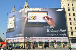 พบป้ายโฆษณาขนาดใหญ่ เผยชื่อ Samsung Galaxy Note 10.1 ก่อนเปิดตัวจริงในงาน MWC