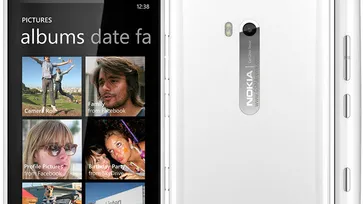 โนเกียหั่นราคา Lumia 900 ลงครึ่งหนึ่ง