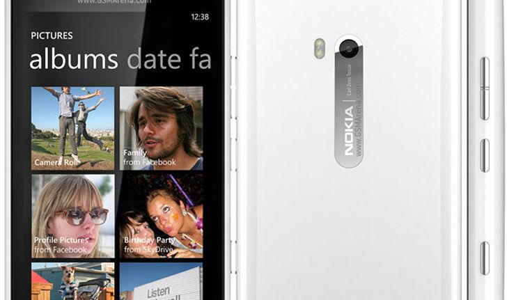 โนเกียหั่นราคา Lumia 900 ลงครึ่งหนึ่ง