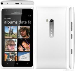 โนเกียหั่นราคา Lumia 900 ลงครึ่งหนึ่ง