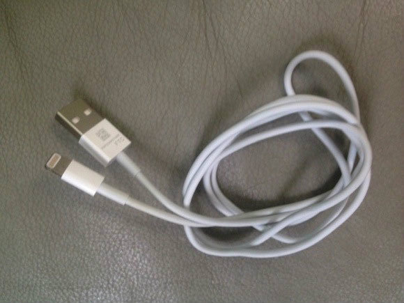 หลุดภาพสาย USB แบบใหม่ ยืนยัน Dock connector บน ไอโฟน 5 (iPhone 5) เล็กลงจริง