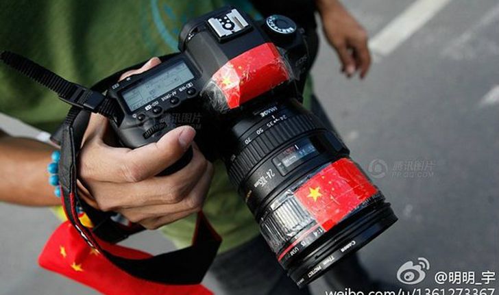 จีนประท้วงต่อต้าน ทำลายสินค้าญี่ปุ่น แล้วนักข่าวใช้กล้องอะไรไปถ่ายรูปล่ะ
