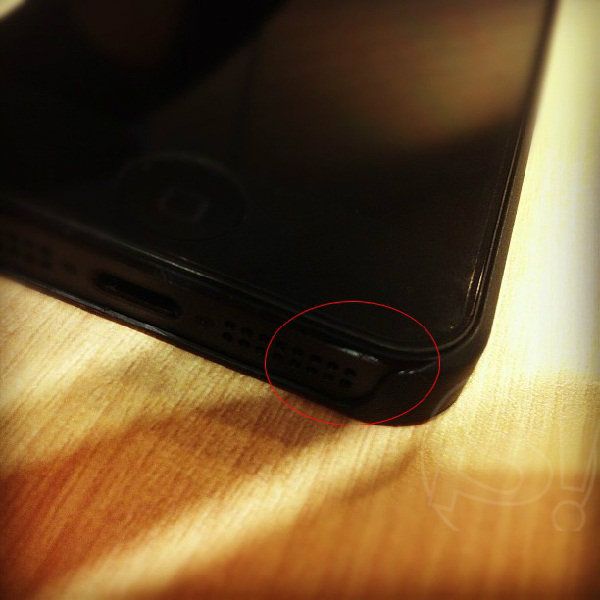 ผู้ซื้อ iPhone 5 ล็อตเเรกถ่ายภาพเเฉ เเค่เสียบสายชาร์จก็เป็นรอยลอก!!