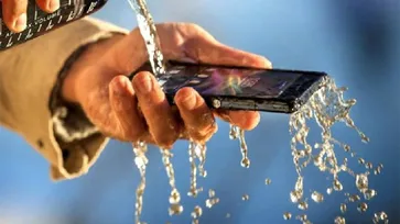 "โซนี"เผยโฉม สมาร์ทโฟน"ไม่กลัวน้ำ" "Xperia Z" โทรคุยได้แม้ขณะอาบน้ำ