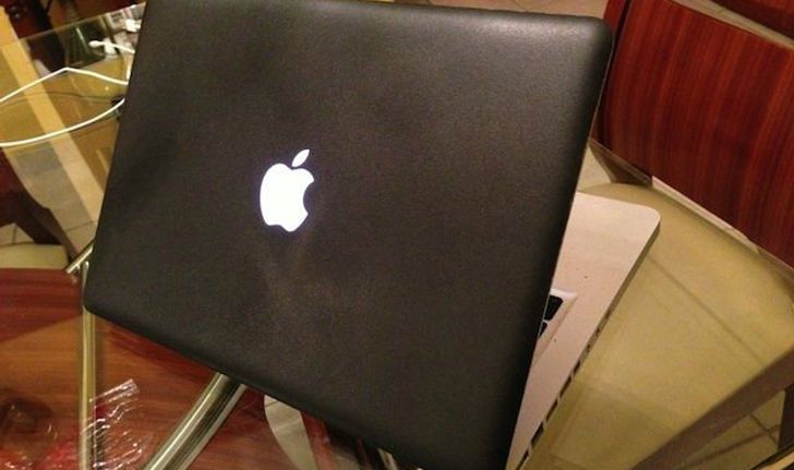 ฝรั่งหัวใส ใช้วิธีใหม่ในการปกป้องเครื่อง MacBook ด้วยการเคลือบยาง แต่ดูอีกทีเคสแบบเดิมมันก็ดีอยู่แล