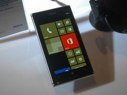 ลองจับ Nokia Lumia 925 พร้อมฟีเจอร์กล้องใหม่ใน Lumia Amber