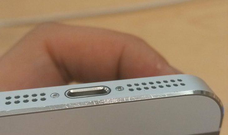 iPhone 5S (ไอโฟน 5S) พบปัญหา สีลอก ตัวเครื่องถลอกง่าย