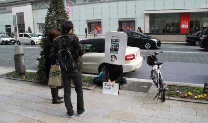 จริงดิ! หนุ่มญี่ปุ่นสุดคลั่ง iPhone มานั่งรอคิว iphone 6 แล้ว