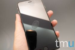 เปรียบเทียบรอยนิ้วมือระหว่าง iPhone 6 ที่ติดฟิล์มกับไม่ติดฟิล์มหน้าจอ