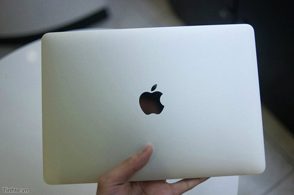 พาไปชมภาพการแกะกล่อง MacBook ตัวใหม่ก่อนวางขายจริง