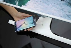 Samsung เผย Monitor รุ่นใหม่รองรับชาร์จไฟมือถือแบบไร้สาย เจอกัน IFA กันยายนนี้