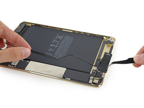 iPad mini 4 Tear Down 1