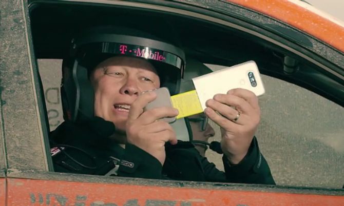 เจ๋ง! T-Mobile เปิดกล่อง โชว์ลูกเล่นของ LG G5 บนรถแข่งแรลลี่สุดเร็วเฟี้ยว