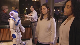 คอนนี่ หุ่นยนต์ต้อนรับสำหรับธุรกิจบริการที่มีเทคโนโลยีวัตสันอยู่เบื้องหลังตัวแรกของโลก กำลังต้อนรับล