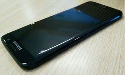 หลุดภาพเต็มๆ Samsung Galaxy S7 edge สีดำเงา "Glossy Black" เงาวับไม่แพ้ iPhone 7 Jet Black