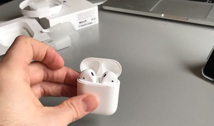 สาวกยืนต่อคิวซื้อหูฟัง AirPods ในยุโรปยาวล้น Apple Store