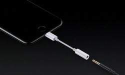 ลือ iPhone ในปีหน้าอาจจะไม่แถมตัวแปลงช่องเสียบหูฟังเป็น Lightning Port