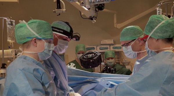 Microsoft HoloLens ช่วยให้แพทย์ 'ผ่าตัดกระดูกสันหลัง' ได้อย่างยอดเยี่ยม