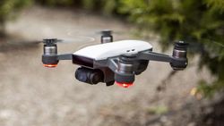 DJI เปิดตัว Spark โดรนไซส์เล็กแสนฉลาด สั่งด้วยมือได้ และถูกมาก