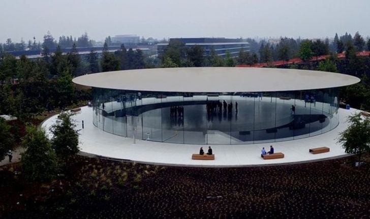 แอบส่อง Apple Park ทีมงานเตรียมความพร้อมที่ Steve Jobs Theater สำหรับเปิดตัว iPhone 8