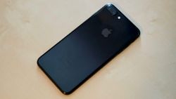 สื่อนอกรีวิว iPhone 7 สีดำ Jet Black มีสภาพอย่างไรหลังใช้งานครบ 1 ปี