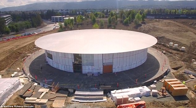 Steve Jobs Theater หอประชุมใต้ดินสุดล้ำ มีลิฟต์หมุน และกำแพงลับ เพื่อซ่อนพื้นที่จัดแสดงผลิตภัณฑ์