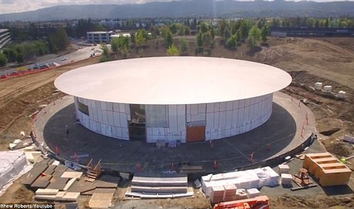 Steve Jobs Theater หอประชุมใต้ดินสุดล้ำ มีลิฟต์หมุน และกำแพงลับ เพื่อซ่อนพื้นที่จัดแสดงผลิตภัณฑ์