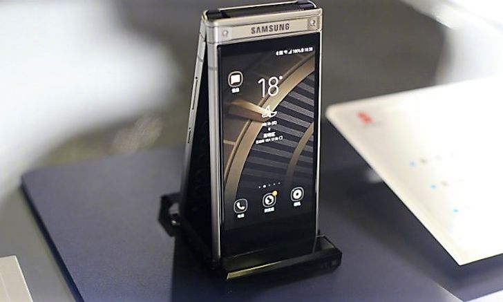 Samsung เปิดตัวสมาร์ทโฟนฝาพับ W2018 : สุดยอดกล้องหลัง F/1.5