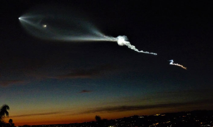 แห่ถ่ายคลิป UFO แสงบนท้องฟ้าเหนือเมืองแอลเอ ด้านทางการออกมาชี้แจงเป็นจรวดรุ่นใหม่ของ SpaceX