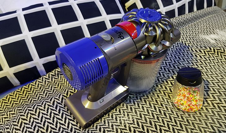 พรีวิว Dyson V8 Carbon Fibre เครื่องดูดฝุ่นพลังแรงกว่าเดิม แต่ราคาเท่าเดิม