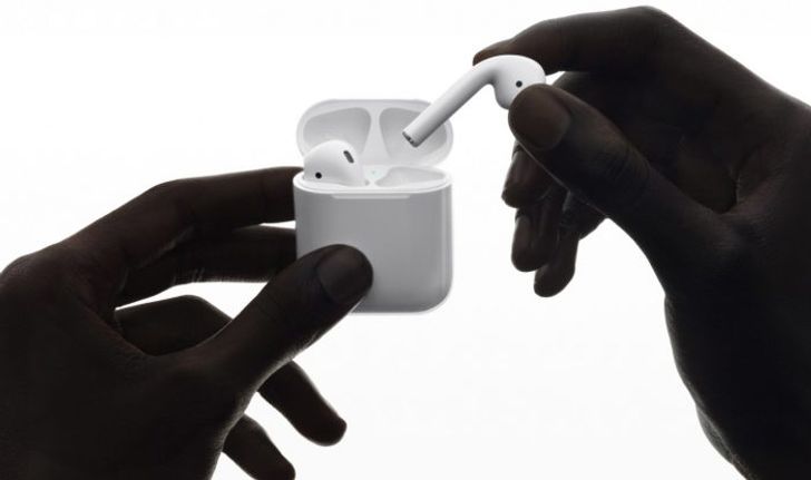 สื่อนอกเผย Apple พัฒนา AirPods รุ่นใหม่พร้อมคุณสมบัติกันน้ำ-สั่งการด้วย Siri ได้แล้ว