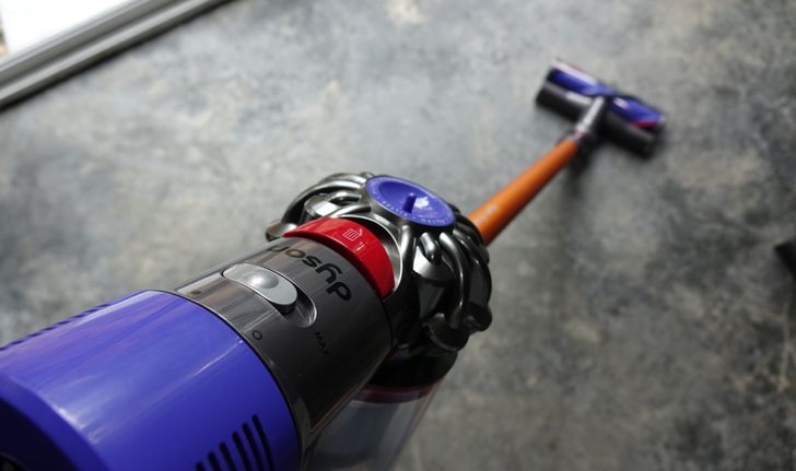 รีวิวเครื่องดูดฝุ่นไร้สายตัวท็อป Dyson V8 Carbon Fibre สินค้ายอดรักคุณพ่อบ้าน!