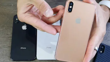 ภาพถ่ายเครื่องจำลอง (Dummy) iPhone X สี Gold ที่คาดว่าเป็นสีใหม่ของรุ่นปี 2018