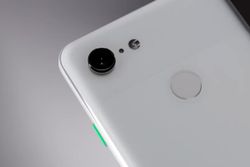 เล็กชนใหญ่ เปรียบเทียบภาพถ่ายในที่แสงน้อยระหว่าง Pixel 3 และ Sony a7R III