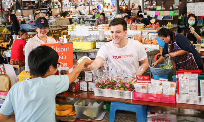 ทรูมันนี่ร่วมอาสาดูแลสุขภาพคนไทย เดินสายมอบหน้ากาก N95 แทนความห่วงใย ป้องกันฝุ่นจิ๋ว"