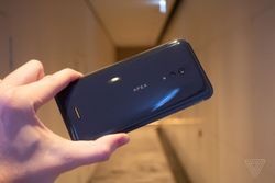 ชม "Vivo Apex 2019" สมาร์ทโฟนที่ไม่มีพอร์ทและปุ่มอะไรบนเครื่องเลย!