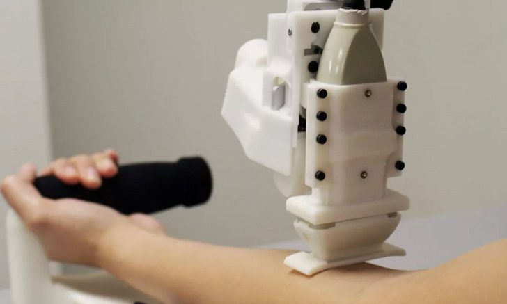 สุดเจ๋ง! หุ่นยนต์เจาะเลือดเพื่อสุ่มตัวอย่างไปให้แพทย์ตรวจได้อย่างรวดเร็วและปลอดภัย