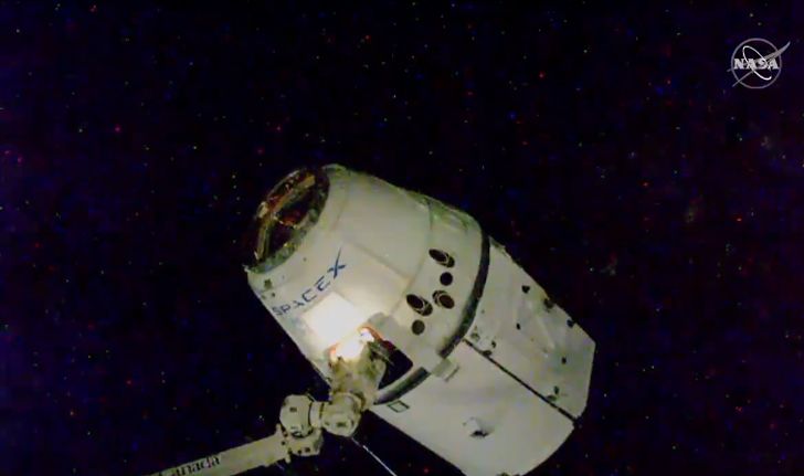 สถานีอวกาศนานาชาติใช้แขนยึดแคปซูล SpaceX Dragon 1 เป็นภารกิจสุดท้ายก่อนปลดระวาง