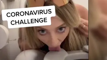 สาวเล่นพิเรนทำ Coronavirus Challenge ด้วยการ “เลียฝาโถส้วม”!