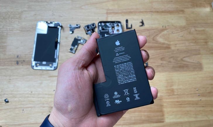 เผยภาพข้างในของ iPhone 12 Pro Max พบแบตเตอรี่ทรง L ขนาด 3687 mAh
