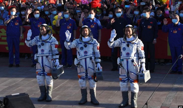 3 นักบินอวกาศจีนเดินทางถึงสถานีอวกาศจีนที่กำลังก่อสร้างแล้ว