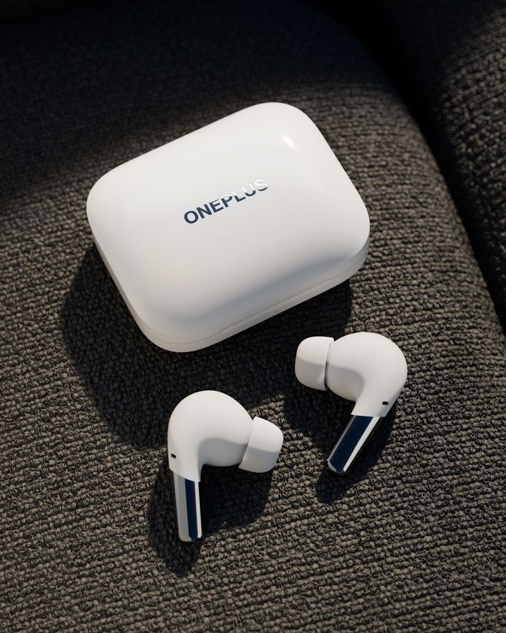 case-and-earbuds_white-scaled