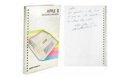 คู่มือ Apple II มีลายเซ็น สตีฟ จอบส์ ถูกประมูลขายไปราว 26.2 ล้านบาท!