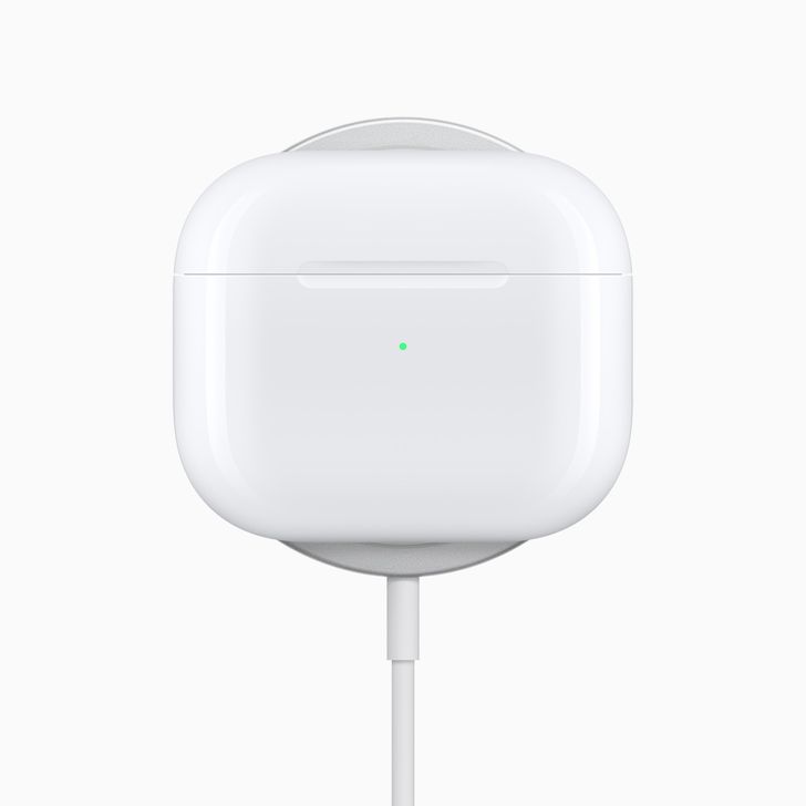 apple_airpods-3rd-gen_magsafe